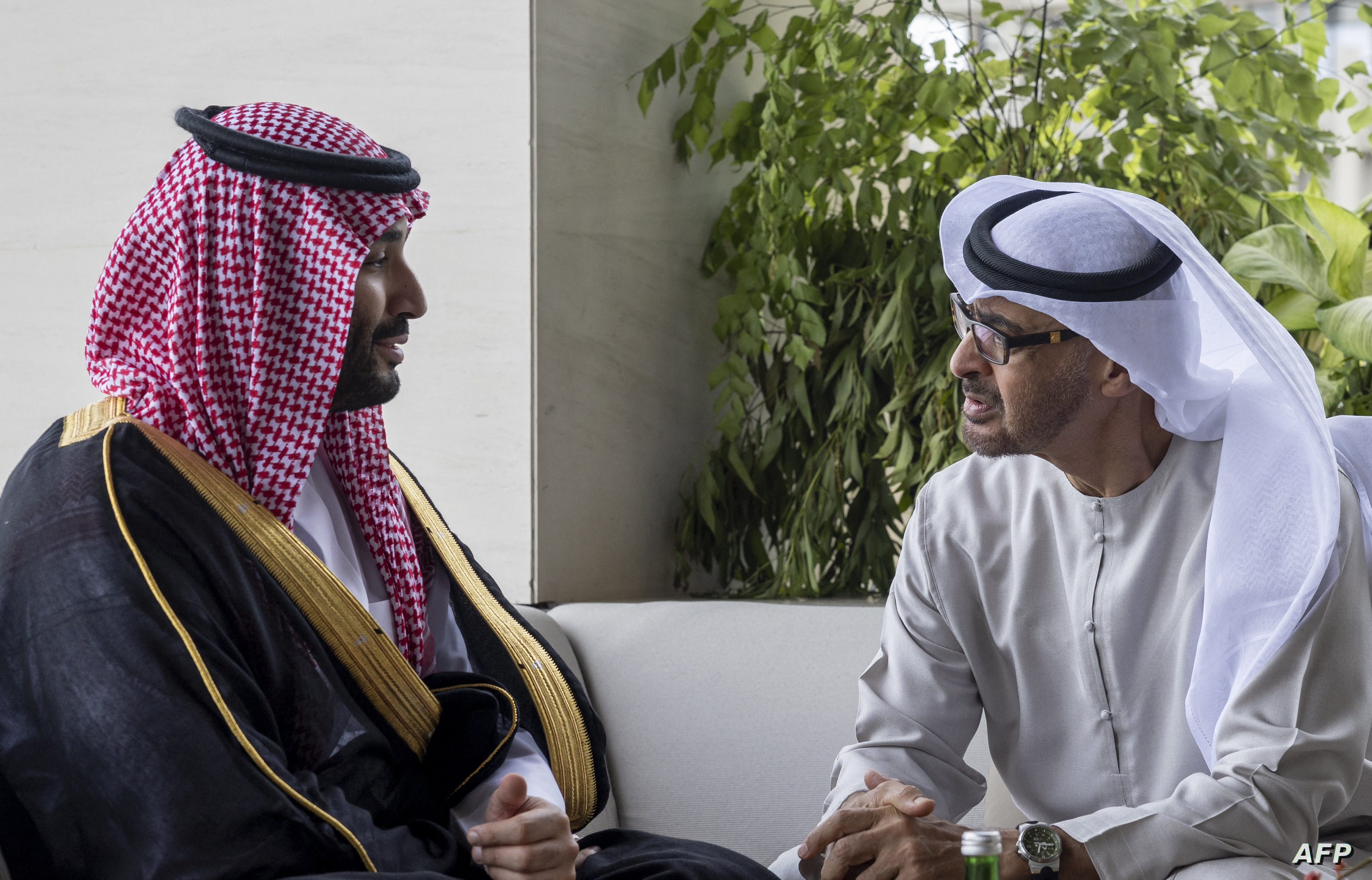بلومبيرغ: كيف وصلت التوترات بين الرياض وأبوظبي إلى نقطة الغليان في اليمن؟