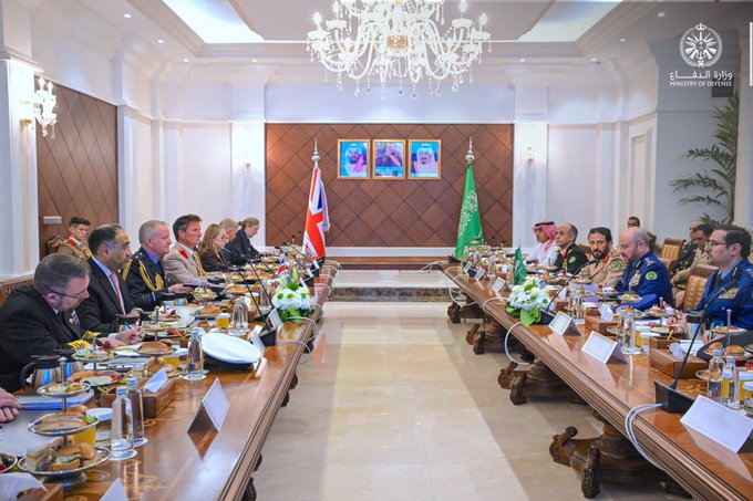 الرياض ولندن تبحثان تطوير التعاون العسكري