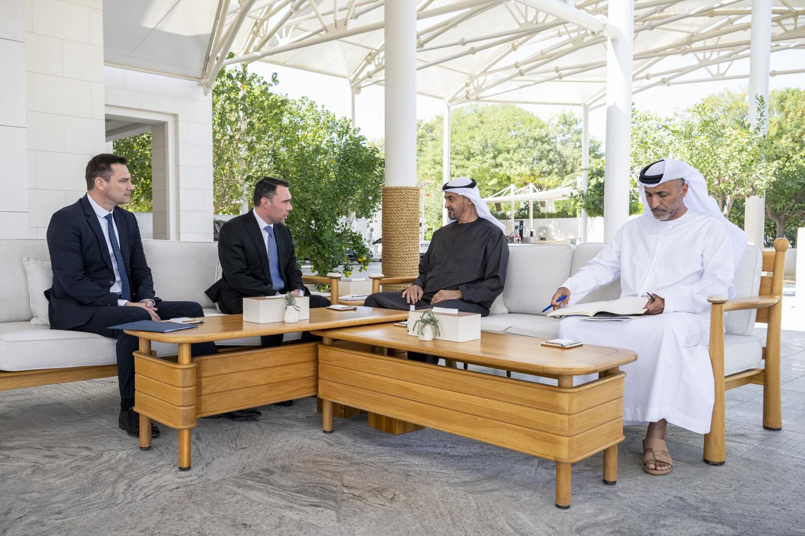 رئيس الدولة يستقبل مسؤولاً مجرياً ويبحثان تطوير التعاون والتطورات الإقليمية