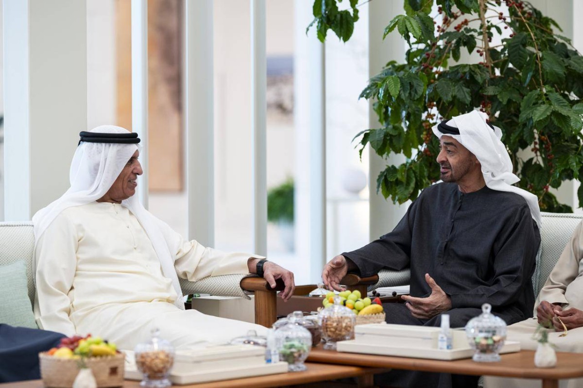 رئيس الدولة وحاكم رأس الخيمة يناقشان دعم خطط التنمية
