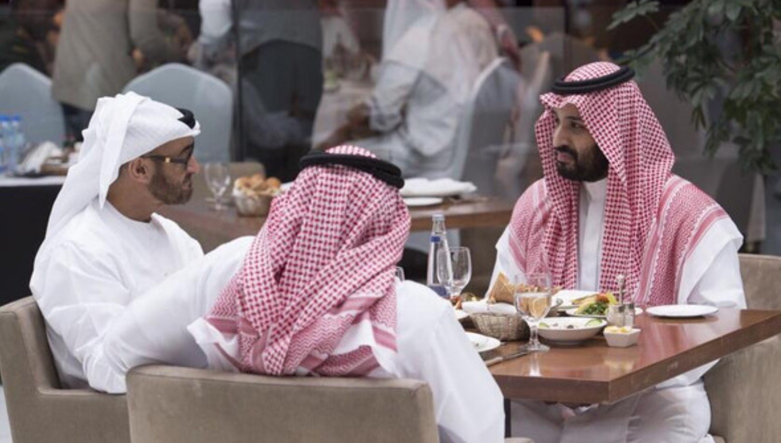 ذا إيكونوميست: تصاعد الخلافات بين أبوظبي والرياض وتداعياتها الإقليمية والاقتصادية