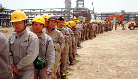 الصين تبدء بإجلاء 1000 من عمالها حاصرتهم الحرب في العراق