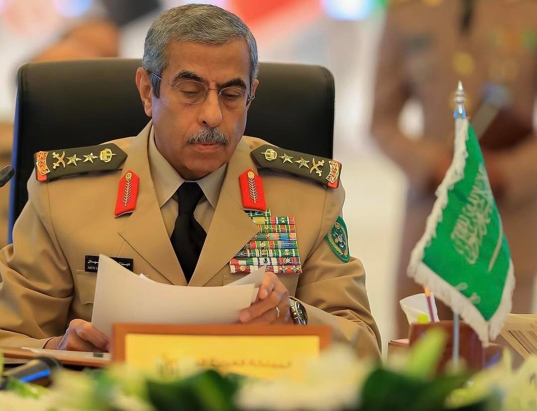 العاهل السعودي يقيل رئيس هيئة الأركان وقائدَي القوات الجوية والبرية