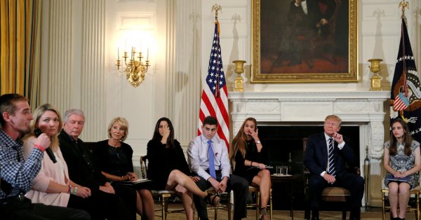 الرئيس الأمريكي يدعم فكرة تسليح المعلمين لحماية المدارس من الهجمات