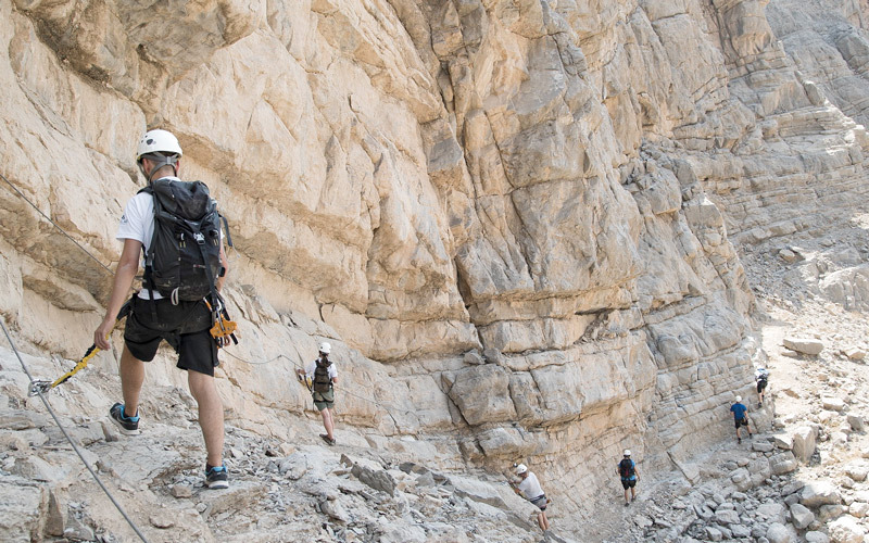 إنقاذ 4 سياح ألمان ضلوا طريقهم فوق جبل جيس برأس الخيمة